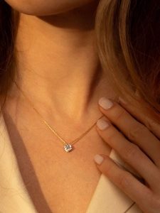 L instant d Or Złota zawieszka z cyrkoniami rozmiar: onesize. Żółte zawieszki L instant d Or, z cyrkonią, złote. Za 304,99 zł.