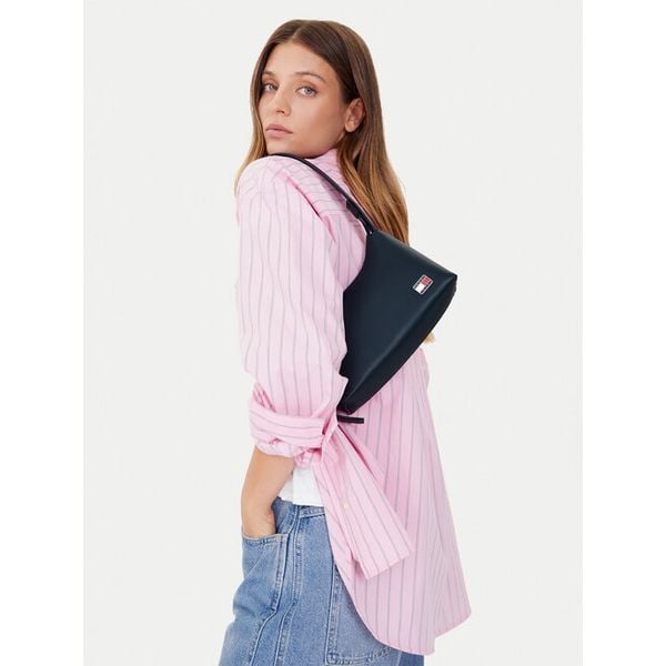 Torebka Tommy Jeans. Niebieskie torebki klasyczne Tommy Jeans, bez wzorów, z jeansu, bez dodatków. Za 236,99 zł.