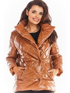 Awama Kurtka zimowa w kolorze jasnobrązowym rozmiar: S/M. Brązowe kurtki Awama, na zimę, m, bez wzorów, z puchu, bez kaptura. Za 87,99 zł.