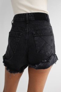 Szorty jeansowe z wysokim stanem w kolorze czarnym - VANITY BLACK DENIM-XS. Czarne szorty Marsala, bez wzorów, z denimu, casualowe, z podwyższonym stanem. Za 299,90 zł.
