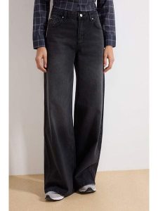 Trendyol Dżinsy - Comfort fit - w kolorze czarnym rozmiar: 40. Czarne jeansy Trendyol, bez wzorów, z bawełny, z podwyższonym stanem. Za 132,67 zł.