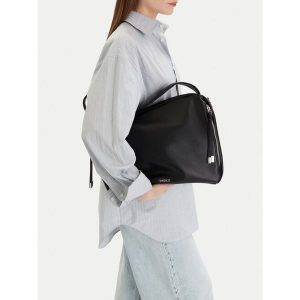 Torebka MEXX. Czarne torebki klasyczne Mexx, bez wzorów, bez dodatków. Za 199,99 zł.