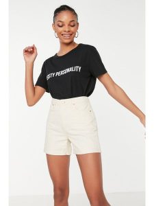 Trendyol Szorty w kolorze kremowym rozmiar: 38. Brązowe szorty Trendyol, bez wzorów, klasyczne, z podwyższonym stanem. Za 66,00 zł.