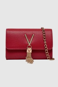 VALENTINO Mała czerwona kopertówka Divina Pochette. Czerwone torebki klasyczne Valentino by Mario Valentino, bez wzorów, małe, bez dodatków. W wyprzedaży za 189,99 zł.
