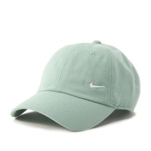 Czapka sportowa z daszkiem Nike CLUB. Zielone czapki Nike, bez wzorów, z bawełny, klasyczne. Za 89,00 zł.