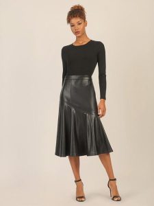 APART Sukienka w kolorze czarnym rozmiar: 34. Czarne sukienki Apart, bez wzorów, ze skóry, bez kołnierzyka, bez ramiączek, midi. Za 295,99 zł.