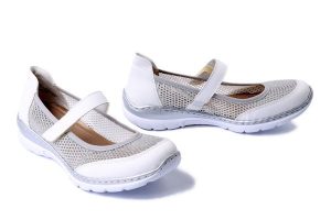 RIEKER L32B6-80 white, półbuty damskie. Białe półbuty Rieker, na lato, bez wzorów, bez obcasa, bez zapięcia. Za 223,93 zł.
