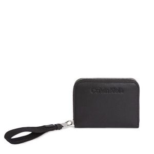 Portfel Calvin Klein. Czarne portfele Calvin Klein, bez wzorów. Za 209,99 zł.