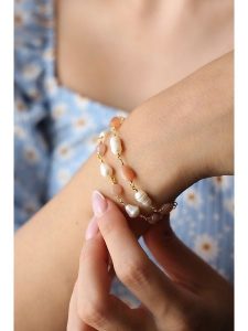Pierres delicates Pozłacana bransoletka z kamieniami słonecznymi rozmiar: onesize. Czerwone bransoletki Pierres delicates, z perłą, pozłacane. Za 83,03 zł.