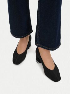 Lasocki Czółenka CEO-HY25065-1 Czarny. Czarne czółenka Lasocki, bez wzorów, ze skóry, bez obcasa, bez zapięcia. Za 229,99 zł.
