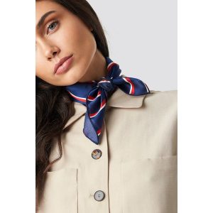 NA-KD Accessories Satynowa apaszka w paski - Navy. Niebieskie apaszki i chusty marki NA-KD Accessories, z nadrukiem, z satyny. Za 40,95 zł.