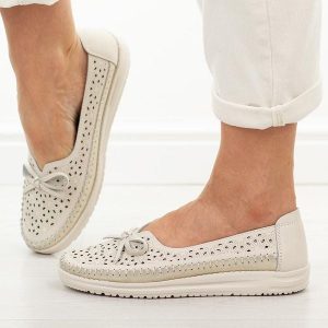 Beżowe ażurowe skórzane półbuty damskie Vinceza 95390. Brązowe półbuty VINCEZA, na lato, w ażurowe wzory, z jeansu, z okrągłym noskiem, bez obcasa, na płaskiej podeszwie, bez zapięcia. Za 199,00 zł.