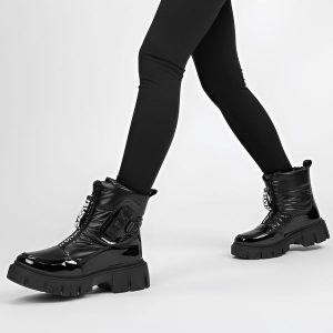 Śniegowce damskie Filippo, ocieplane futerkiem na płaskim obcasie z tworzywa, czarne, DBT4960-25-BK. Czarne buty zimowe Filippo, z lakierowanej skóry, bez obcasa, na płaskiej podeszwie, bez zapięcia. Za 144,99 zł.