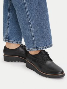 Clarks Półbuty Sharon Rae 261754164 Czarny. Czarne czółenka Clarks, bez wzorów, bez obcasa, na koturnie, bez zapięcia. Za 399,99 zł.