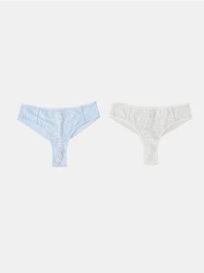 Stringi z ozdobną koronką 2 pack - niebieski. Niebieskie stringi Sinsay, bez wzorów, z koronki. Za 19,99 zł.