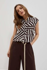 Koszula z geometrycznym wzorem perłowa. Białe koszule MOODO, xxl, bez wzorów, z wiskozy, bez kołnierzyka, bez ramiączek. W wyprzedaży za 44,99 zł.