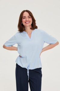 Wiskozowa koszula z wiązaniem błękitna. Niebieskie koszule MOODO, bez wzorów, z wiskozy, bez kołnierzyka, bez ramiączek. Za 79,99 zł.