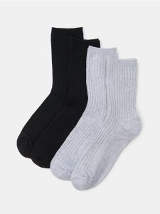 Prążkowane skarpetki 4 pack - szary. Szare skarpetki Sinsay, bez wzorów, prążkowane. Za 17,99 zł.
