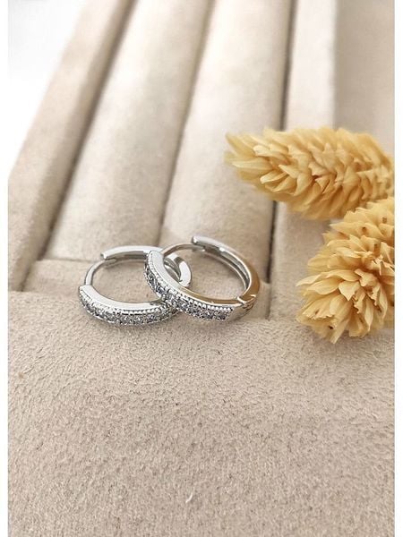 Nakkash Kolczyki-kreole z cyrkoniami rozmiar: onesize. Szare kolczyki Nakkash, z cyrkonią, z mosiądzu. Za 69,75 zł.