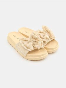 Klapki z kokardą - kremowy. Białe klapki Sinsay, bez wzorów, bez obcasa. Za 39,99 zł.
