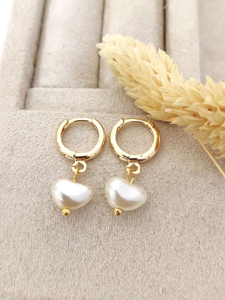 Nakkash Pozłacane kolczyki-kreole z perłami rozmiar: onesize. Brązowe kolczyki Nakkash, z perłą, metalowe. Za 50,45 zł.