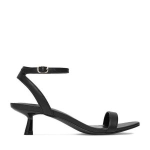 Sandały JENNY. Czarne sandały Jenny, bez wzorów, bez obcasa, na szpilce, bez zapięcia. Za 119,99 zł.