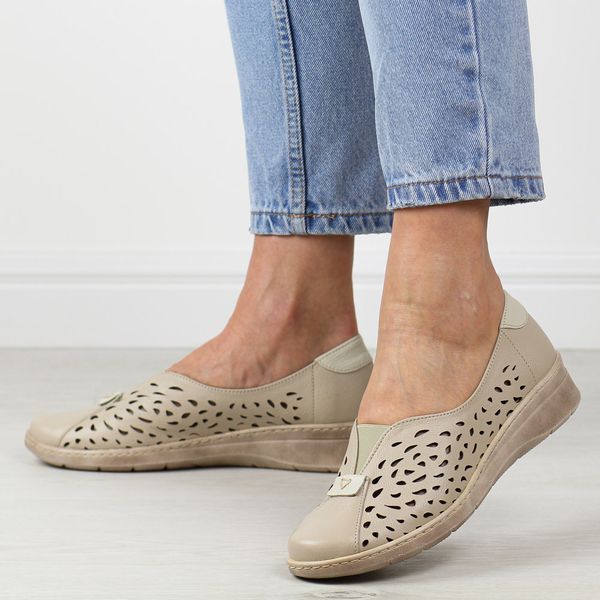 Beżowe skórzane ażurowe Polskie półbuty damskie Gregors 1035. Brązowe półbuty Gregors, na lato, w ażurowe wzory, ze skóry, z okrągłym noskiem, bez obcasa, bez zapięcia. Za 379,00 zł.