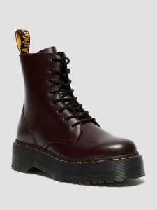 Dr. Martens Skórzane botki w kolorze bordowym rozmiar: 41. Czerwone botki Dr. Martens, bez wzorów, ze skóry, z okrągłym noskiem, bez obcasa, na platformie, bez zapięcia. Za 587,41 zł.