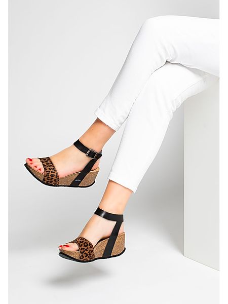 Sunbay Sandały "Peony" w kolorze jasnobrązowo-czarnym na koturnie rozmiar: 38. Brązowe sandały Sunbay, bez wzorów, z otwartym noskiem, bez obcasa, na koturnie, bez zapięcia. Za 232,95 zł.