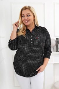 Elegancka czarna tunika w białe kropki PLUS SIZE XXL. Białe tuniki Nasi partnerzy, plus size, bez wzorów, z poliesteru, eleganckie, bez kołnierzyka, plus size, bez ramiączek. Za 199,90 zł.