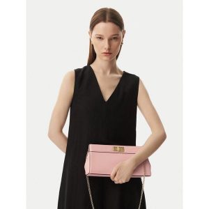 Torebka Tommy Hilfiger. Czerwone torebki wieczorowe TOMMY HILFIGER, bez wzorów, bez dodatków. Za 529,99 zł.