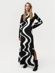 Undress Code Sukienka codzienna Paloma 755 Czarny Regular Fit. Czarne sukienki Undress Code, na co dzień, xs, bez wzorów, z bawełny, bez kołnierzyka, bez ramiączek, proste. Za 509,99 zł.