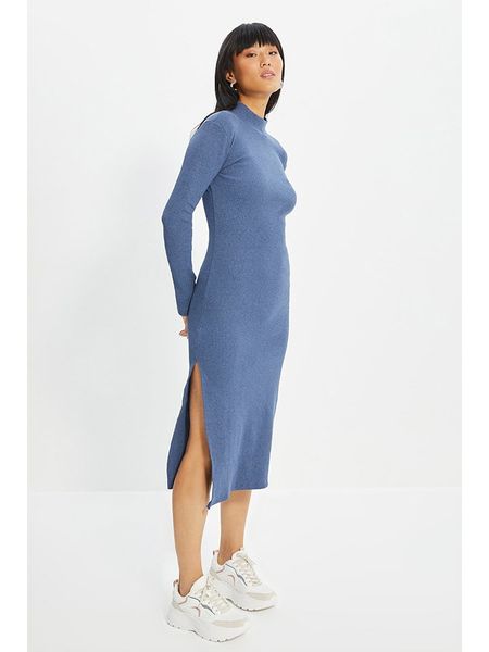 Trendyol Sukienka w kolorze niebieskim rozmiar: XL. Niebieskie sukienki Trendyol, xl, bez wzorów, z bawełny, bez kołnierzyka, bez ramiączek, midi. Za 43,57 zł.