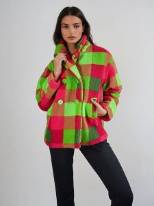 Monki Kurtka przejściowa w kolorze czerwono-zielonym rozmiar: S. Czerwone kurtki Monki, s, bez wzorów, bez kaptura. Za 118,01 zł.