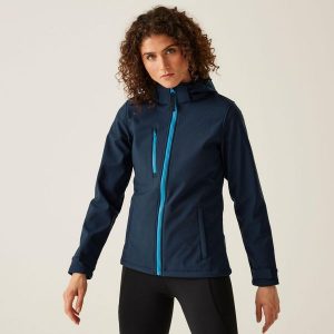 Damska 3-warstwowa kurtka softshell z kapturem Venturer z nadrukiem. Niebieskie kurtki Regatta, na zimę, bez wzorów, z softshellu, z kapturem. Za 269,99 zł.