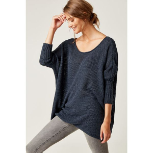 Sweter w kolorze granatowym. Niebieskie swetry oversize marki SCUI, z okrągłym kołnierzem. W wyprzedaży za 139,95 zł.
