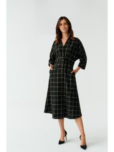 TATUUM Sukienka w kolorze czarnym rozmiar: 36. Czarne sukienki Tatuum, bez wzorów, bez kołnierzyka, bez ramiączek, midi. Za 244,45 zł.