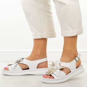 Białe skórzane sandały damskie Jezzi 18-33. Białe sandały Jezzi, z aplikacjami, z jeansu, bez obcasa, bez zapięcia. Za 239,00 zł.