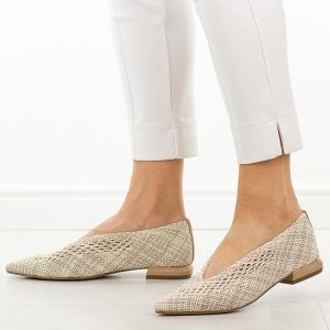 Beżowe przewiewne półbuty damskie T.Sokolski 135. Brązowe balerinki Sokolski, w ażurowe wzory, z jeansu, bez obcasa, na obcasie, bez zapięcia. W wyprzedaży za 175,12 zł.