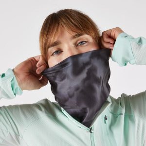 Komin do biegania Kiprun Warm+ ocieplany V2. Czarne szaliki KIPRUN, bez wzorów, z elastanu. Za 39,99 zł.