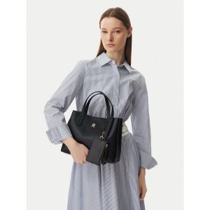 Torebka Tommy Hilfiger. Czarne torebki klasyczne TOMMY HILFIGER, bez wzorów, bez dodatków. Za 649,99 zł.