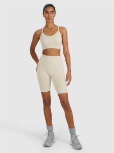 4F Legginsy kolarki treningowe bezszwowe damskie - beżowe M/L. Brązowe legginsy 4f, bez wzorów, z dzianiny, z podwyższonym stanem, krótkie. Za 119,99 zł.