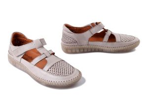 MANITU 840071-08 beige, półbuty damskie. Brązowe półbuty Manitu, na lato, w ażurowe wzory, ze skóry, bez obcasa, bez zapięcia. Za 223,93 zł.