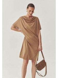 TATUUM Sukienka w kolorze jasnobrązowym rozmiar: XL. Brązowe sukienki Tatuum, xl, bez wzorów, bez kołnierzyka, bez ramiączek, midi. Za 135,17 zł.
