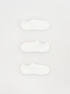 Skarpetki 3 pack - złamana biel. Skarpetki Reserved, bez wzorów. Za 39,99 zł.
