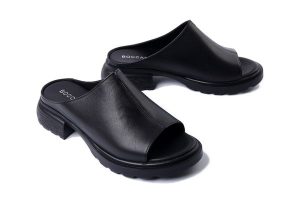 BOCCATO 020.1064 01 t syh black, klapki damskie. Czarne klapki Boccato, bez wzorów, bez obcasa, na obcasie. Za 284,90 zł.