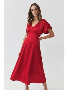 TATUUM Sukienka w kolorze czerwonym rozmiar: 44. Czerwone sukienki Tatuum, bez wzorów, bez kołnierzyka, bez ramiączek, midi. Za 252,94 zł.