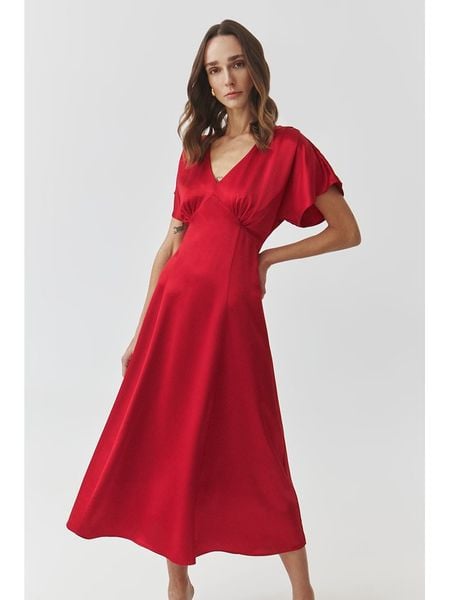 TATUUM Sukienka w kolorze czerwonym rozmiar: 44. Czerwone sukienki Tatuum, bez wzorów, bez kołnierzyka, bez ramiączek, midi. Za 252,94 zł.