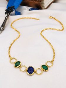 Pierres de Jade Pozłacany naszyjnik z elementami ozdobnymi - dł. 45 cm rozmiar: onesize. Niebieskie naszyjniki Pierres de Jade, z szafirem, pozłacane. Za 64,45 zł.