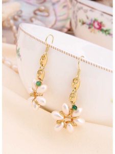 L'Atelier de Gaia Pozłacane kolczyki z perłami i cyrkoniami rozmiar: onesize. Białe kolczyki L'Atelier de Gaia, z cyrkonią, pozłacane. Za 65,99 zł.